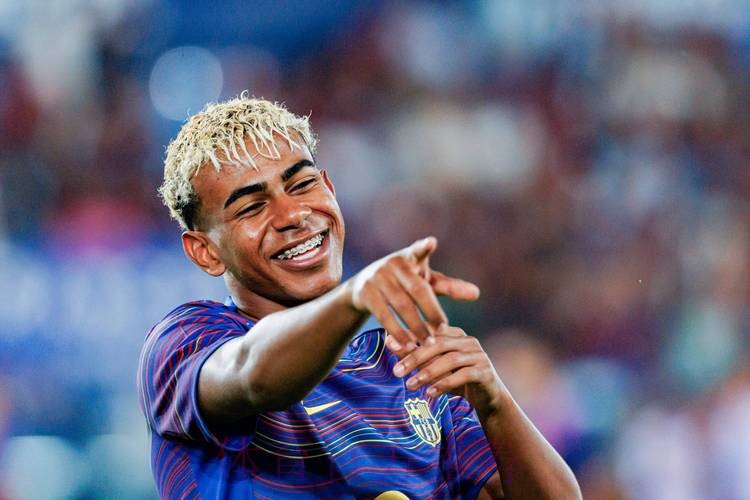 冰点时刻!卡瓦哈尔赛后示好亚马尔,后者冷淡回应引发世界杯隐忧 冰点时刻!卡瓦哈尔赛后示好亚马尔,后者冷淡回应引发世界杯隐忧