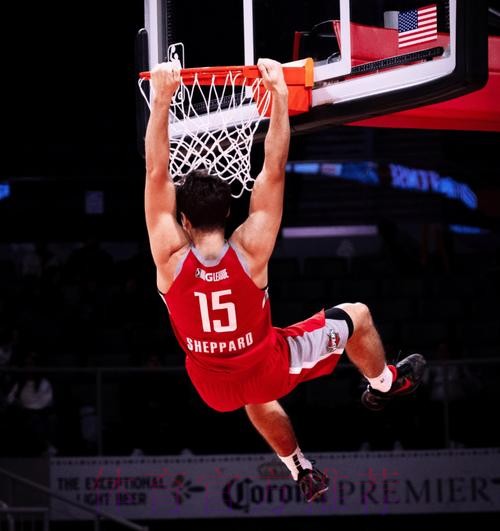 杜兰特长传送助攻 谢泼德飞身双手扣篮 杜兰特长传送助攻 谢泼德飞身双手扣篮